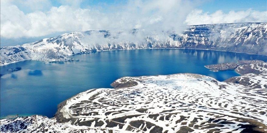 Nemrut Krater Gölü karlı görüntüsüyle de etkileyici