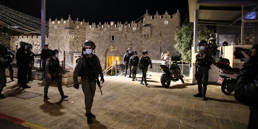 İsrail polisi bir kez daha Kudüs'te teravih namazı sonrası bir araya gelen Filistinlilere müdahale etti