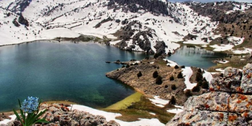 Dağların zirvesindeki Karagöl manzarasıyla hayran bırakıyor