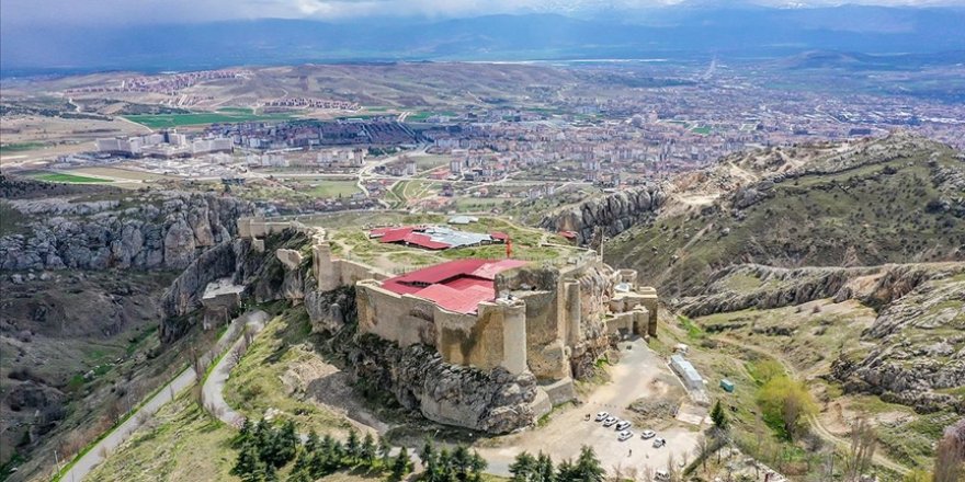 Elazığ'da Urartu dönemine ait 2 bin 800 yıllık 'açık hava tapınak alanı' tespit edildi