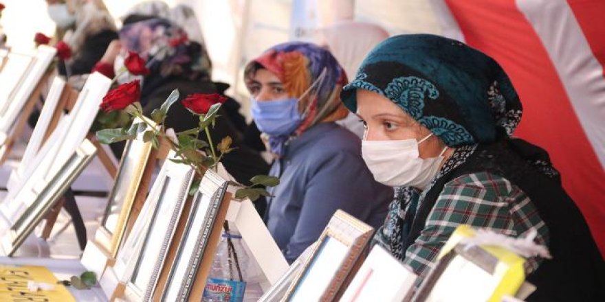 Diyarbakır anneleri yeniden HDP il binası önünde nöbette