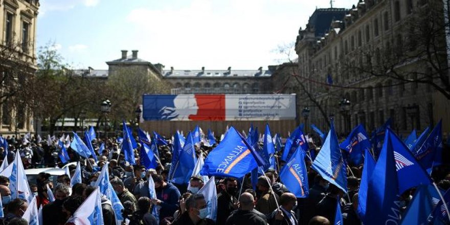 Fransa'da bu kez polisler sokağa indi