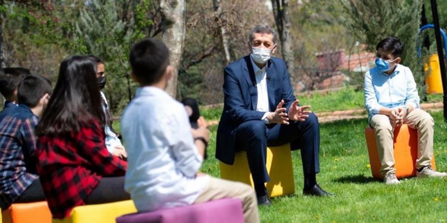 Milli Eğitim Bakanı Selçuk, çocuklarla açık hava söyleşisinde buluştu