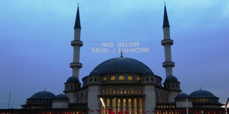 Taksim Camii'ne mahyalar asıldı
