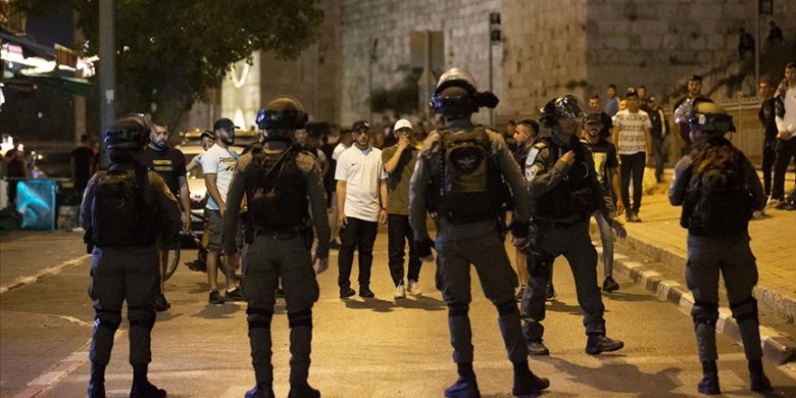 İsrail polisi Doğu Kudüs’te bir kez daha teravih sonrası toplanmak isteyen Filistinlileri dağıttı