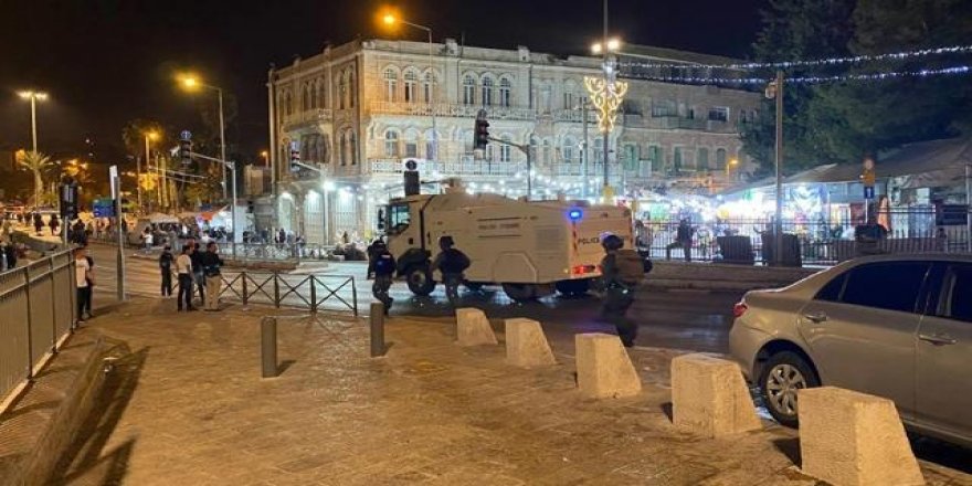 İşgalci İsrail Polisi, teravih sonrası Filistinlilerin üzerine pis su sıktı