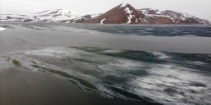 Ağrı'daki buzla kaplı Balık Gölü çözülmeye başladı