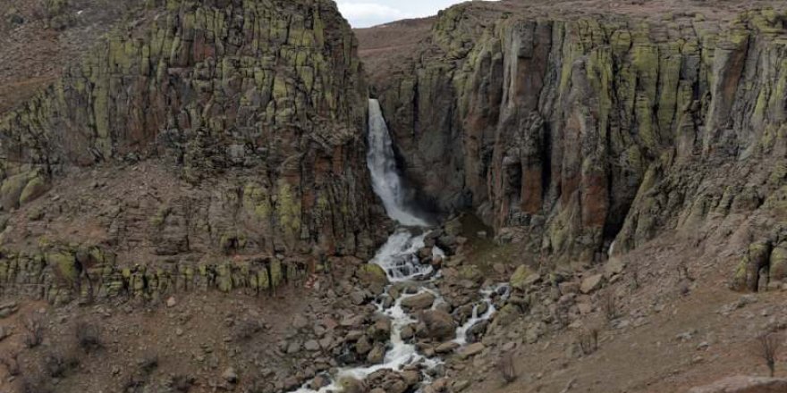 Çır Şelalesi'nde ilkbahar güzelliği