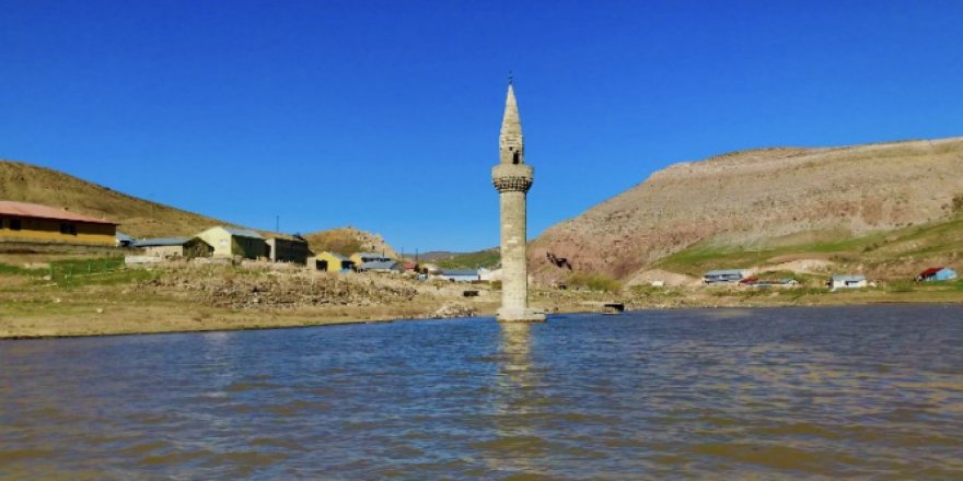 Su altından yükselen minare görsel şölen sunuyor