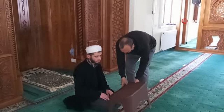 Dinleyerek 2,5 yılda hafız oldu