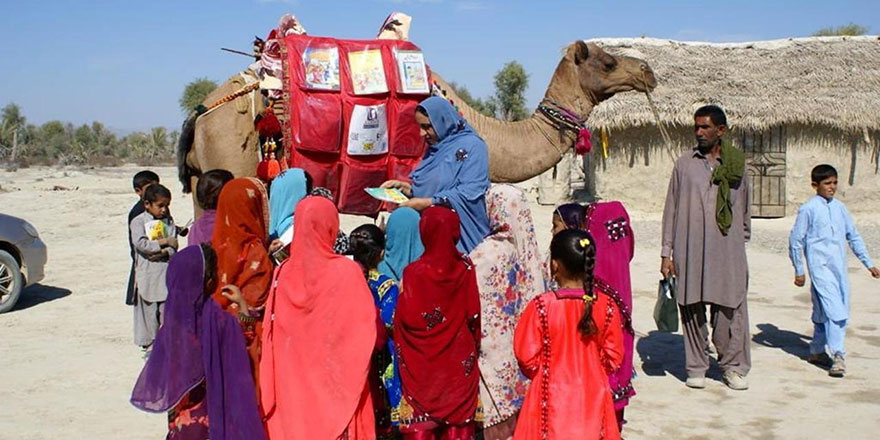 Pakistan'da 'gezici deve kütüphane' çocukları kitapla buluşturuyor