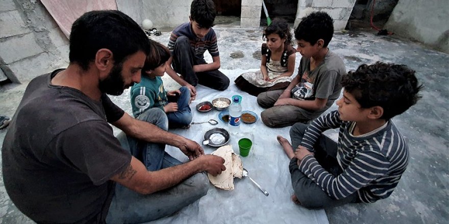 Suriye'de rejimin evsiz bıraktığı kanser hastası baba, iftarda çocuklarının aç kalmaması için yardım bekliyor