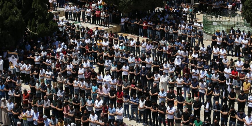 Mescid-i Aksa'da ramazan ayının üçüncü cumasına 60 bin kişi katıldı