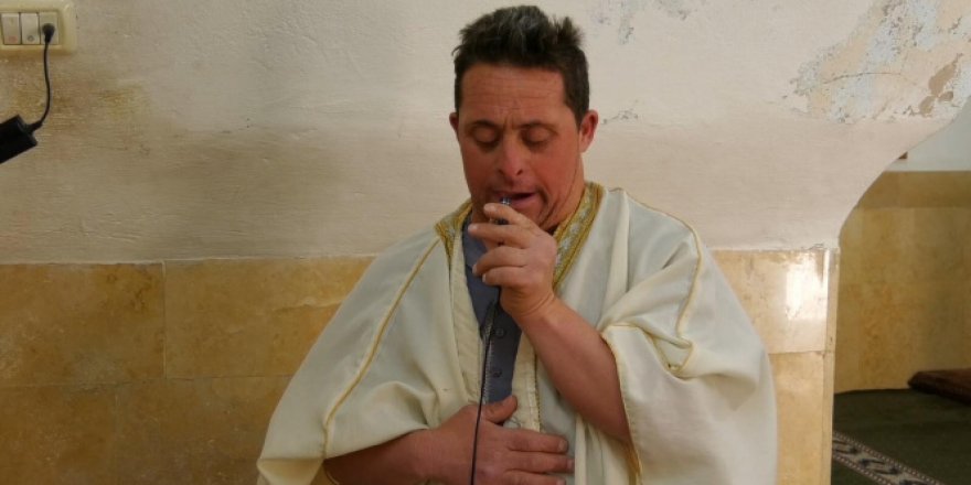 Okuma yazma bilmeyen down sendromlu Filistinli camide ezan okuyor