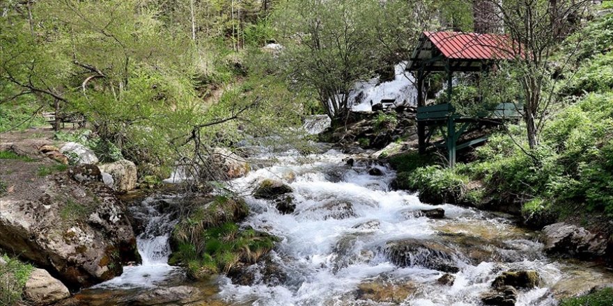 Toros Dağları'ndaki akarsular doğal güzellikleriyle etkiliyor