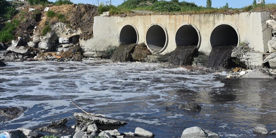 Siyah akan Çorlu Deresi, kötü koku yayıyor