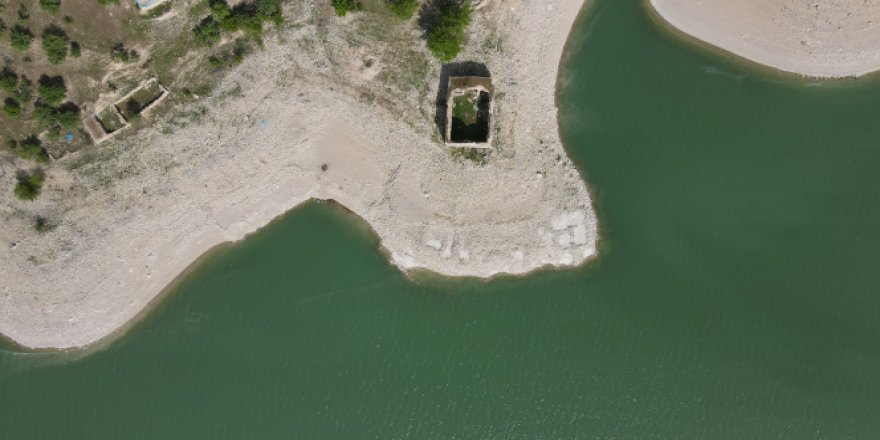 Barajda sular çekildi tarihi kilise tamamen gün yüzüne çıktı