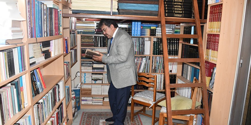 Evinde 20 bin, iş yerinde ise 5 bin kitapla yaşıyor