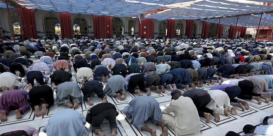 Pakistan'da camiler dolu: Hastalığı gönderdiyse bizi iyileştirecek olan da O'dur