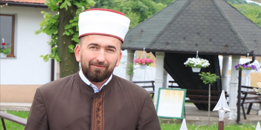 Bosna'daki Jasikovac Camisi savaşta yıkılan alemine gözü gibi bakıyor