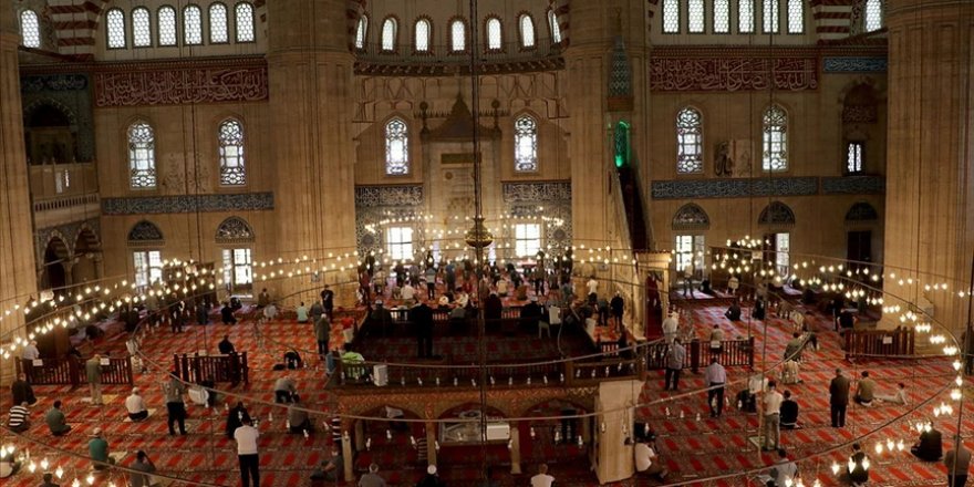 Camilerde 'Kadir Gecesi' konulu hutbe okundu