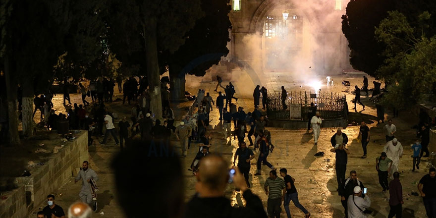 Terör devleti İsrail, yine namaz kılanlara saldırdı