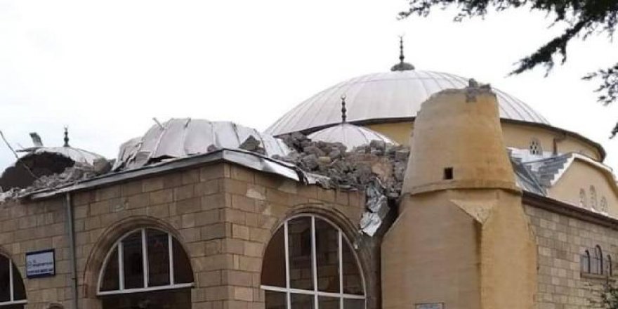 Aksaray'da 'kum fırtınası' cami minaresini yıktı