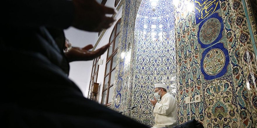 Diyanet İşleri Başkanı Erbaş, Sakarya'da Kadir Gecesi dolayısıyla dua etti