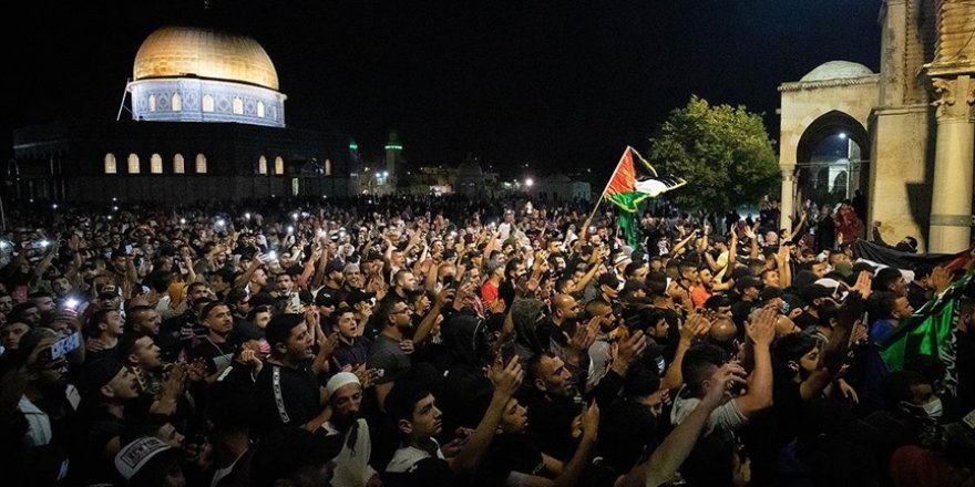 İsrail polisi sabah namazı sonrası Mescid-i Aksa'dan çıkan cemaate müdahale etti: 10 yaralı