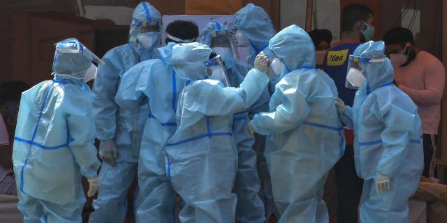 Hindistan'da camiler COVID-19 bakım merkezlerine dönüştürülüyor