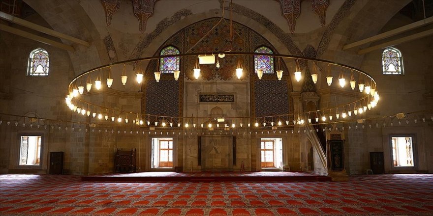 Kapıları ve minareleriyle Osmanlı mimarisinin özgün eseri: Üç Şerefeli Cami
