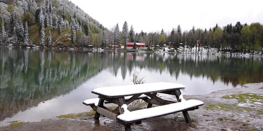 Borçka Karagöl mayısta yağan karla beyaza büründü