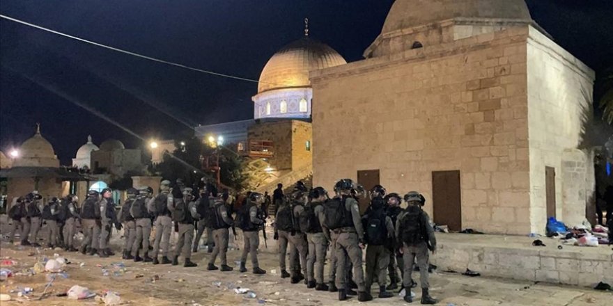 İsrail polisinden bir kez daha Mescid-i Aksa’da Filistinlilere saldırı