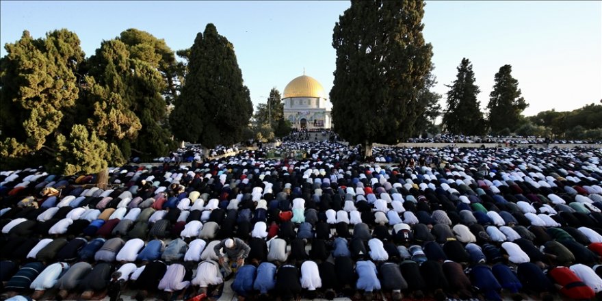 Yüz binden fazla Müslüman bayram namazını Mescid-i Aksa'da kıldı
