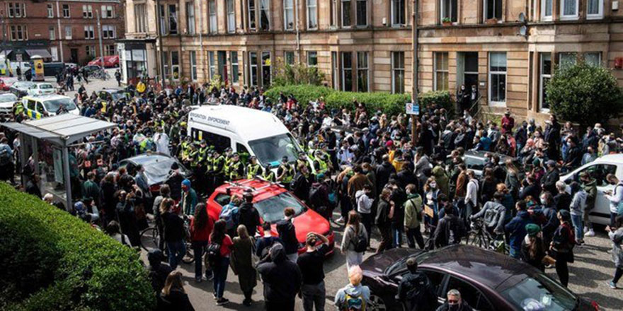 İskoçya'da halk İngiliz polisinin iki Müslümanı sınır dışı etmesini engelledi