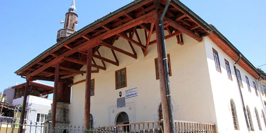 7 büyüklüğündeki depremde yıkılmayan tek cami