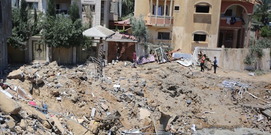 İsrail düzenlediği şiddetli saldırılarda bir anne ve 3 çocuğunu uykularında katletti