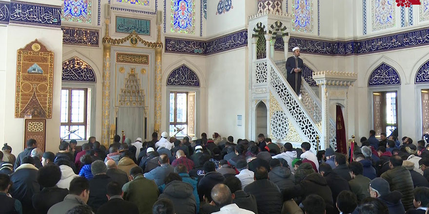 Bu camide 4 dilde hutbe veriliyor