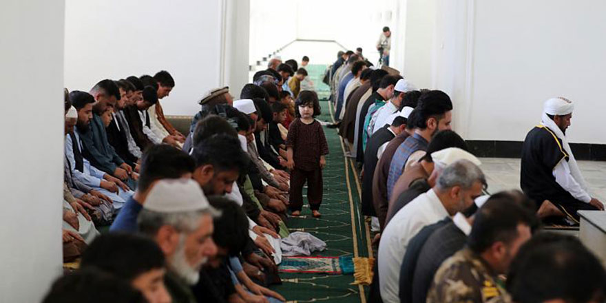 Afganistan'da savaşın gölgesinde camilere akın