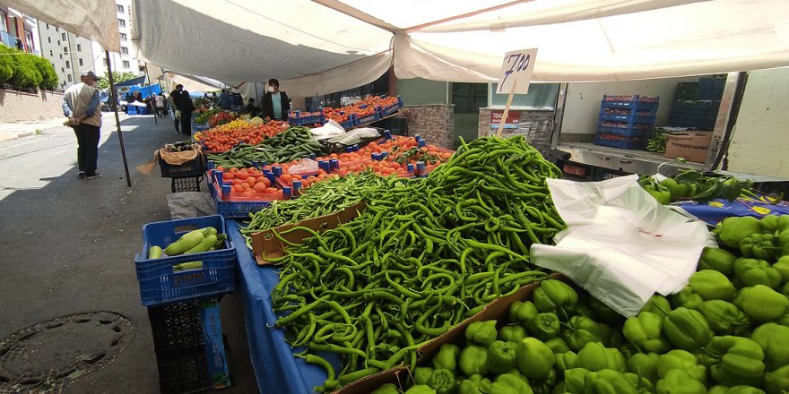 İstanbul'da pazar yerleri Kovid-19 tedbirlerine uyularak açıldı
