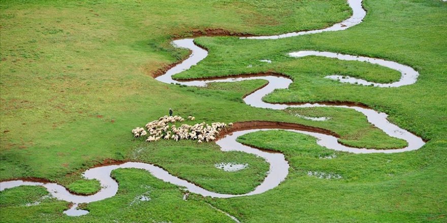 Munzur Dağları'ndaki karların erimesiyle oluşan menderesler cezbediyor