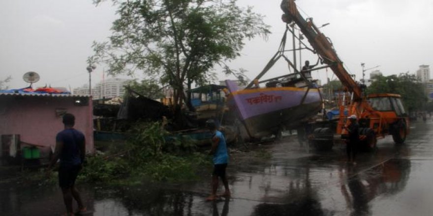 COVID-19’la mücadele eden Hindistan’ı bu kez de fırtına vurdu