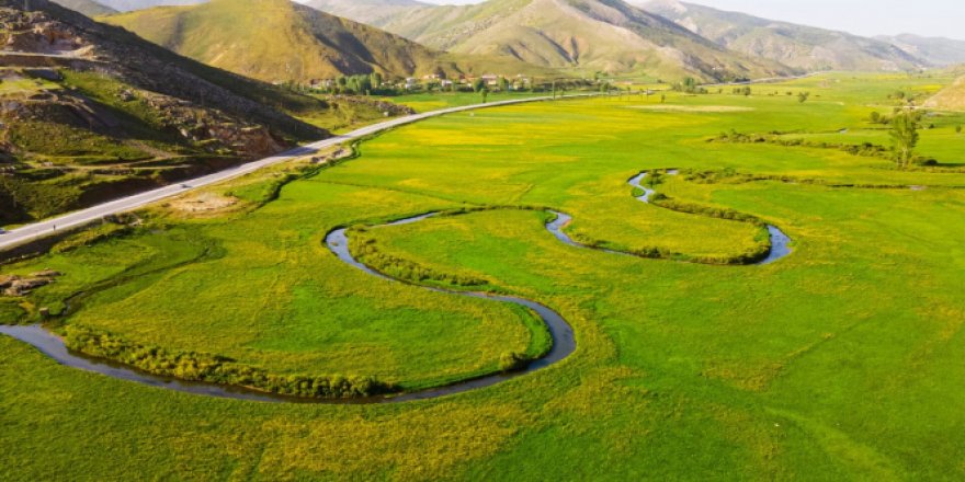 Tatvan'da sarı ve yeşil renklerin arasından süzülen menderes görsel şölen sunuyor