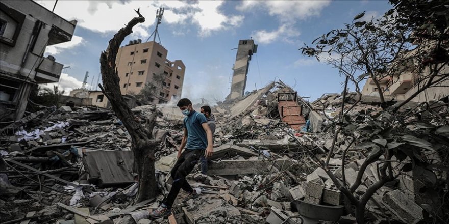 İsrail'in saldırısı sonucu Gazze Şeridi'ndeki 6 katlı bina yıkıldı