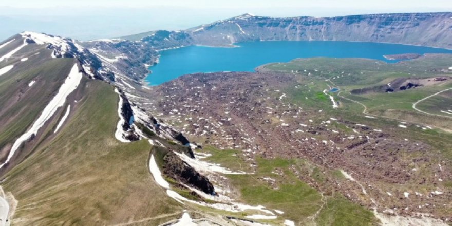 Nemrut Krater Gölü'nde iki mevsim güzelliği