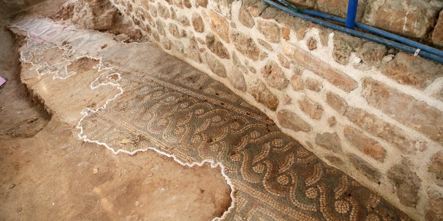 Tarihi caminin avlusunda Roma dönemine ait mozaik bulundu