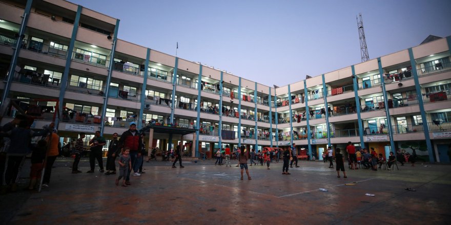 İsrail saldırılarından kaçarak UNRWA okuluna sığınan Gazzeli aileler, zor şartlar altında yaşama tutunuyor
