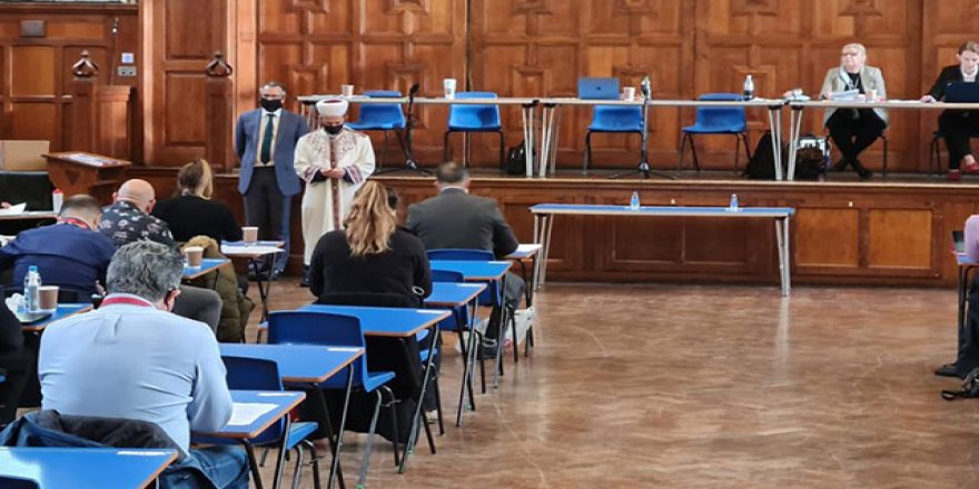 İngiltere'de belediye başkanı mazbata töreninde Kur'an-ı Kerim okundu