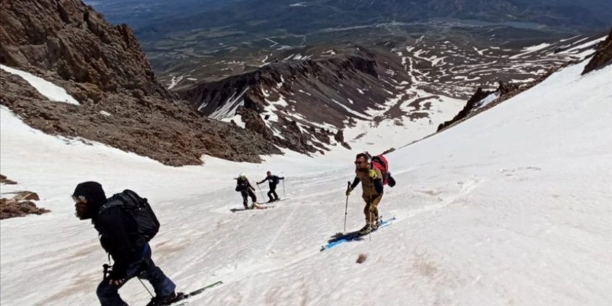 Erciyes'in zirvesinde mayıs ayında dağ kayağı keyfi
