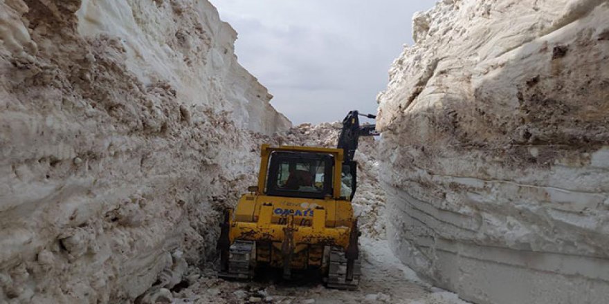 Hakkari'de askeri üs bölgesinde 8 metre karla mücadele